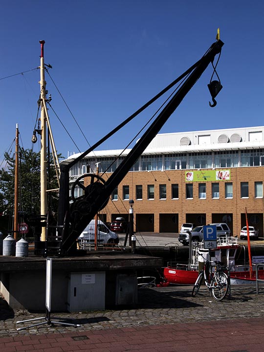 alter Kran am Hafen